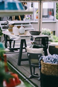 kaboompics_Garden table with jars, bowls and baskets